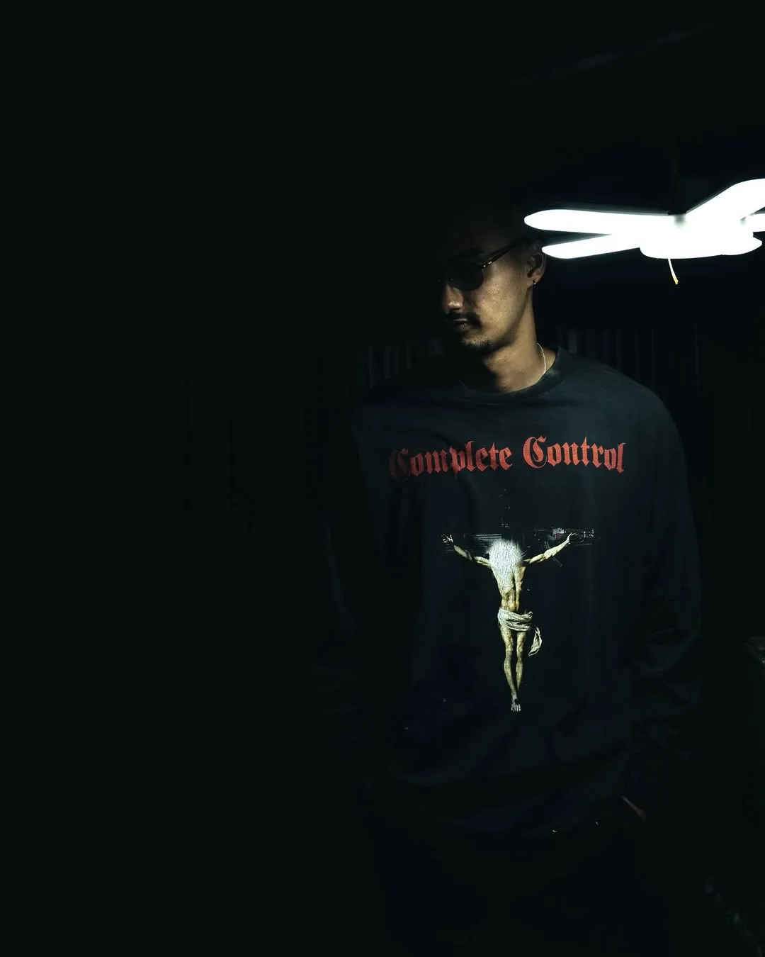 SAINT Mxxxxxx × Kosuke Kawamura KK_LS TEE/COMPLETE CONTRL/BLK KK joint model Jesus AK submachine gun cross long-sleeved TEE Washed black S-XL KK joint model creative submachine gun Jesus cross The fading of sulfur dye on ready-to-wear and washed water to make it old Hand-splashed ink hole processing The printing is repeatedly modified to outline the ultimate restoration ZP Cylindrical side seam high weight fabric Stiff and comfortable Correct accessories Customized co-branded wash mark/little angel mark, top purchasing agent level